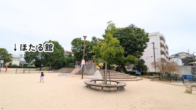 北九州市小倉北区の熊谷公園の全景と隣接する北九州市ほたる館