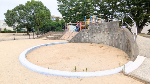 熊谷公園の大きな砂場とボルダリング遊具